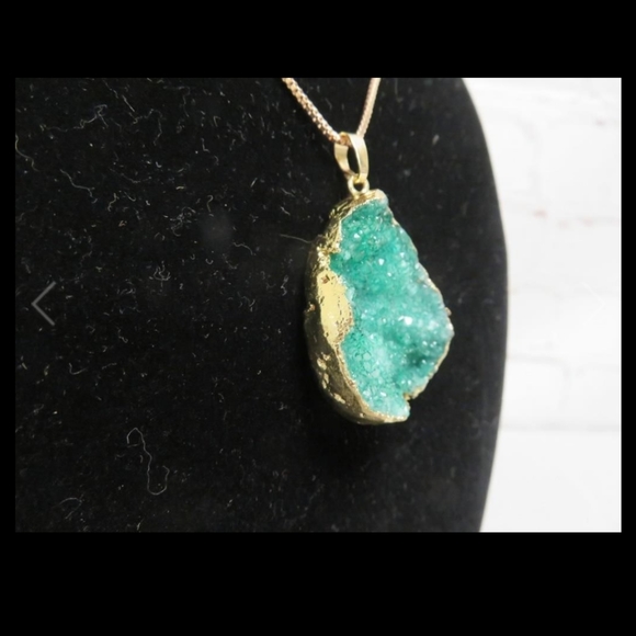 New Green Dyed Natural Crystal Pendant Necklace - Picture 2 of 4